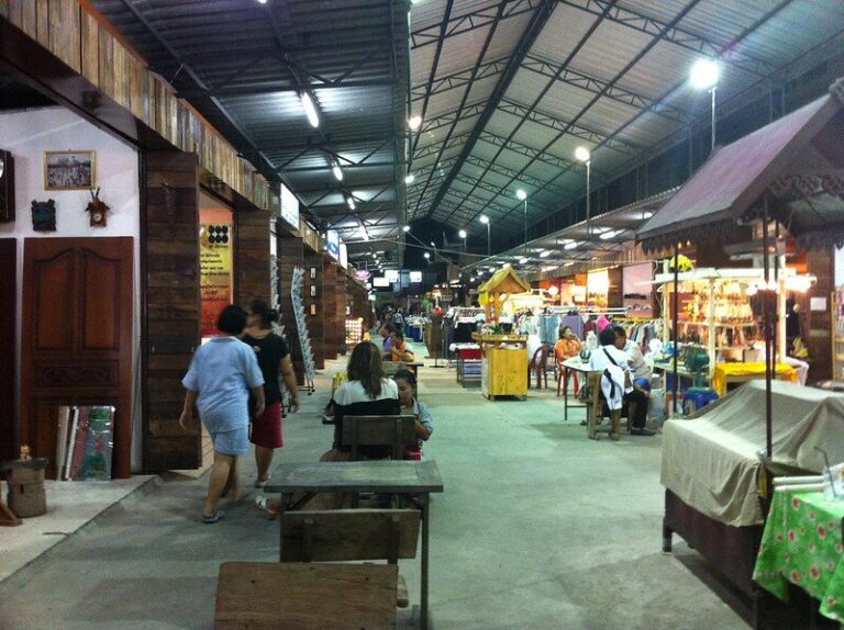 100 Years Market Korat: Retro Night Market in Nakhon Ratchasima
