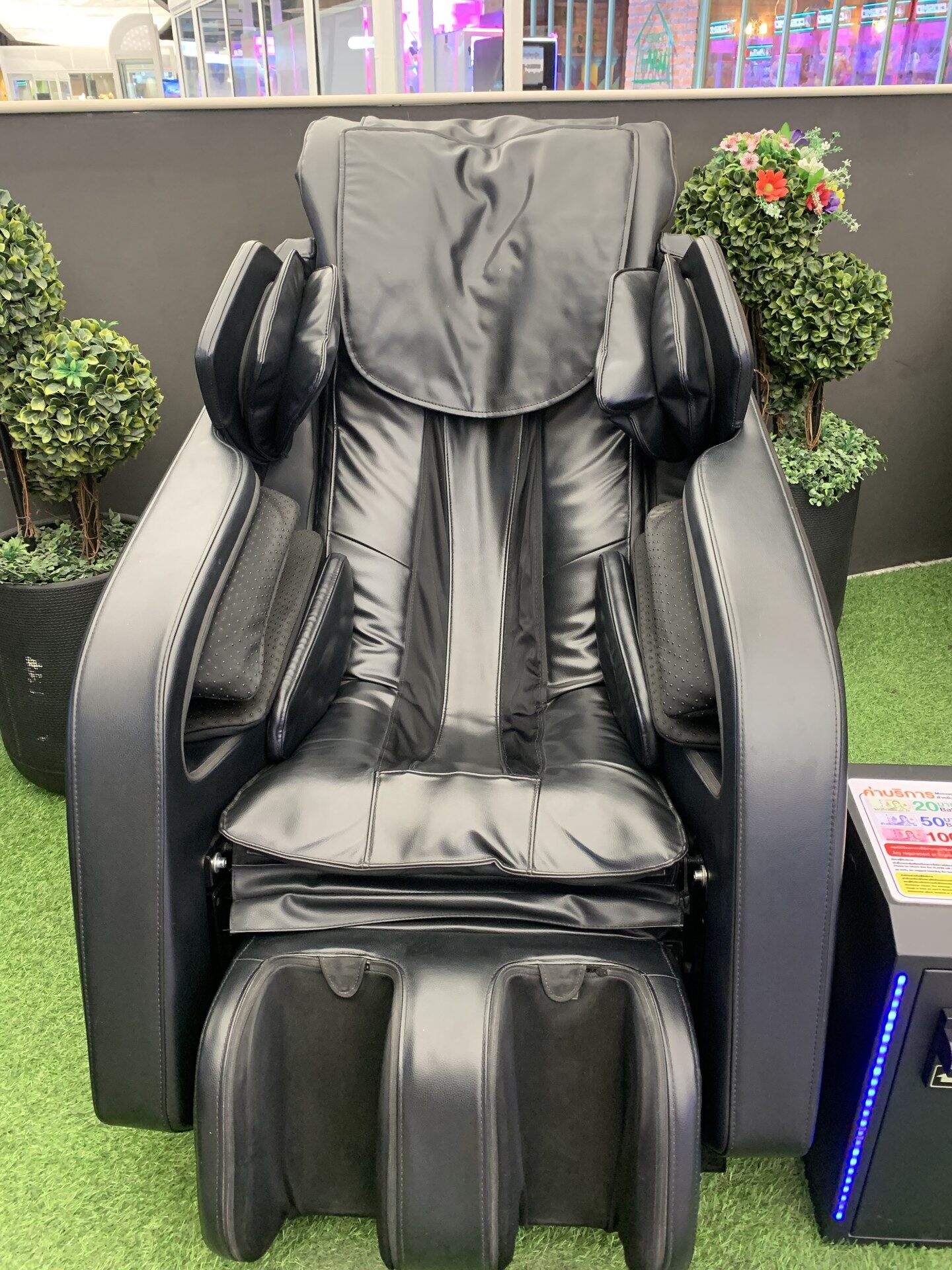 Bangkok mall massage chair � 100 baht, 50 minutes