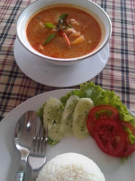 Gai Massaman - Thai chicken Massaman curry served with jasmine rice, cucumber and tomato at Bee restaurant