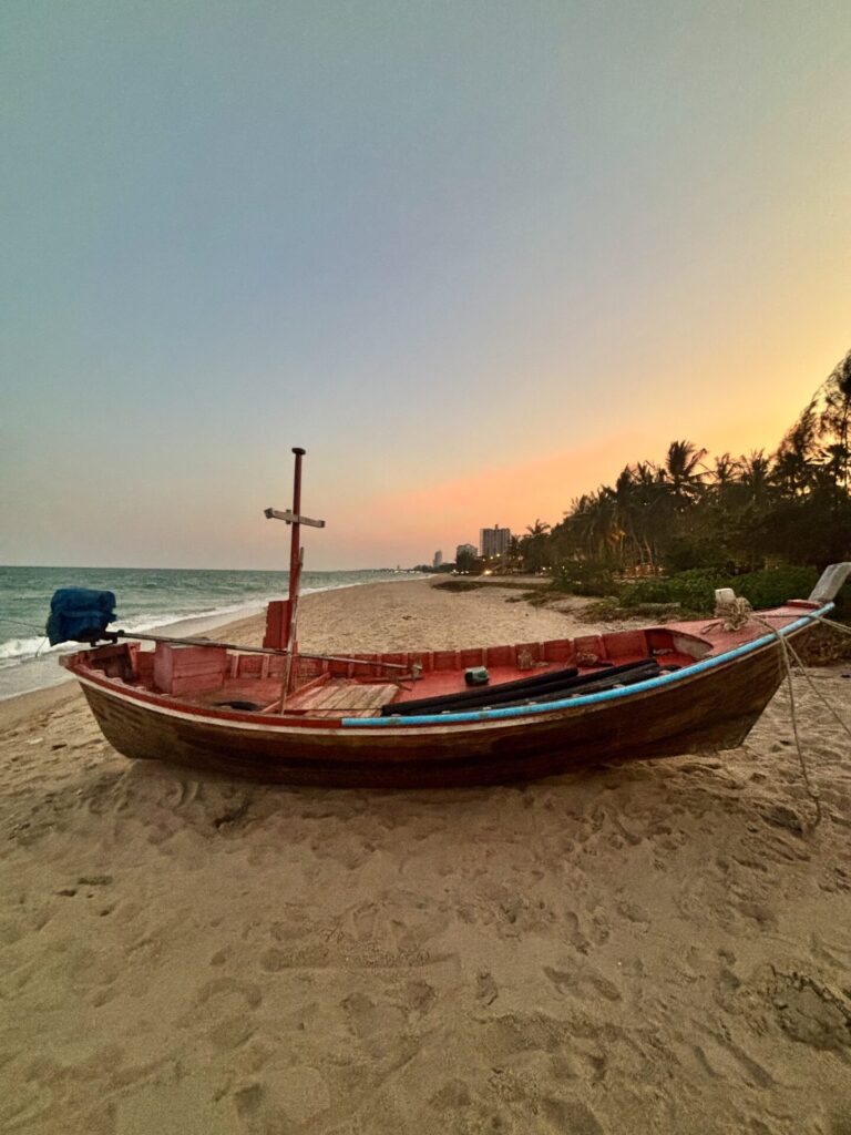 Before anything else: Cha-Am is not Hua Hin